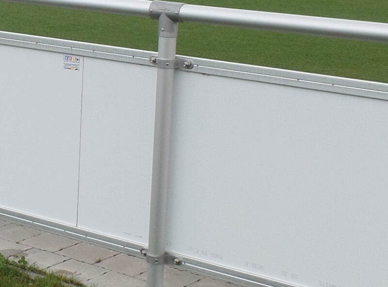Halterungen für Bandenwerbung mit Alu-Verbundplatten Halterungen für Bandenwerbung mit Alu-Verbundplatten