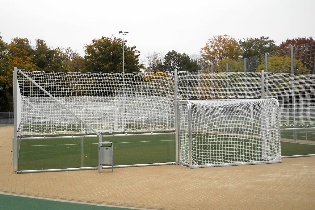 Stationärer Soccer - Court mit verglasten Bandenelementen von artec Sportgeräte