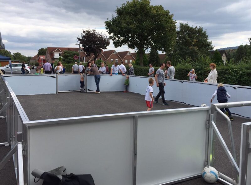 Soccer-Court mobile Ausführung 40 x 20 m, Bandensystem mit 2 Bolztoren Soccer-Court mobile Ausführung 40 x 20 m, Bandensystem mit 2 Bolztoren