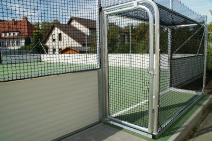 Soccer-Court stationäre Ausführung 40 x 20 m, Bandensystem aus Stahlkonstruktion mit Sandwich-Elementen, mit 2 Bolztoren, Ballfangnetze umlaufend, Bandenlänge: 120 m