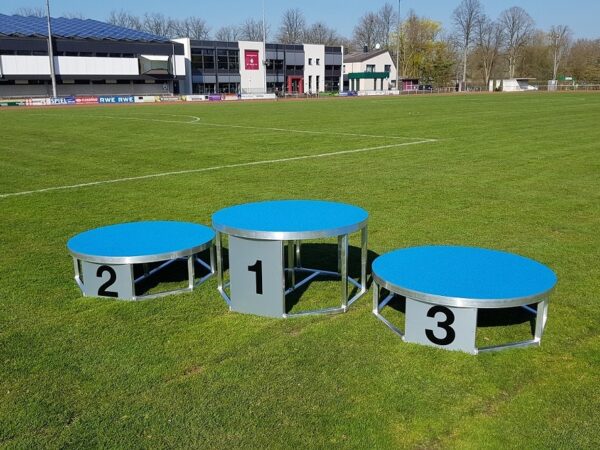 Dreiteiliges Siegerpodest aus Aluminium mit rutschhemmender runder Oberfläche vom Hersteller artec