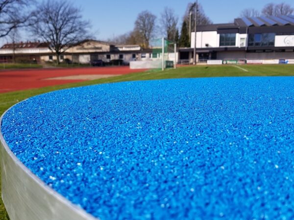 Dreiteiliges Siegerpodest aus Aluminium Granulat Oberfläche