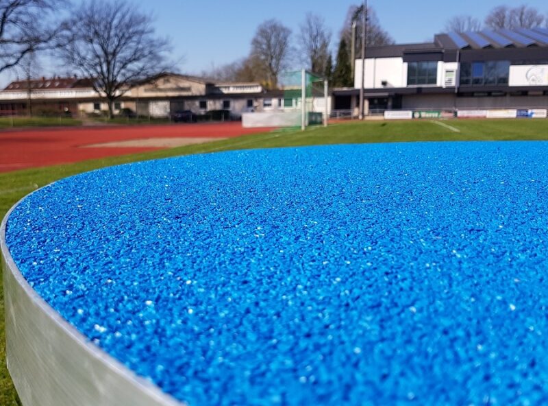 Dreiteiliges Siegerpodest aus Aluminium Granulat Oberfläche Dreiteiliges Siegerpodest aus Aluminium Granulat Oberfläche