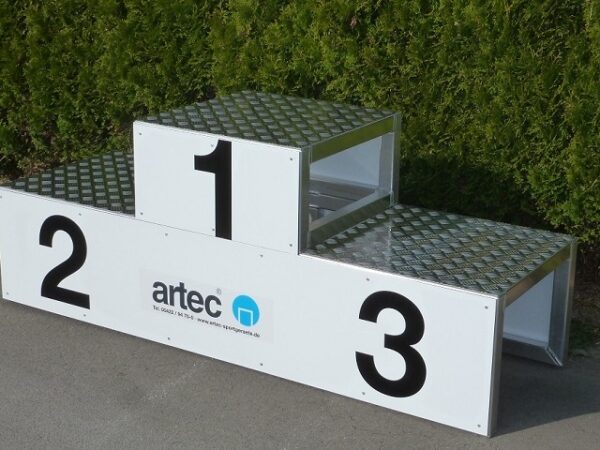 Siegerpodest für Leichtathletik und Skischule