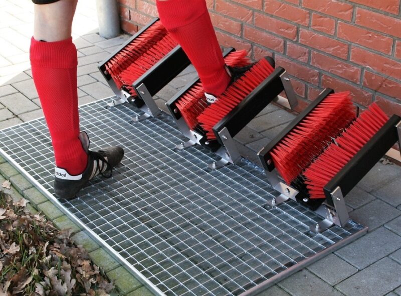 Stollenreiniger Premium PLUS für verschmutzte Fußballschuhe mit 3-fach Bürstensystem
