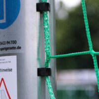 Jugendtor GUARDIAN -easytec- mit Kippsicherung (Gewichte im Ovalbodenrahmen), aus Aluminium, vollverschweißt, Sicherheits-Netzhaken, Auslage 1,5 m, Farbe Alu natur von artec