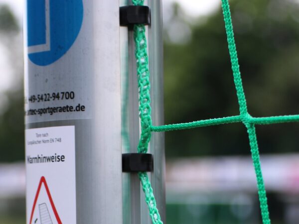 Jugendtor GUARDIAN -easytec- mit Kippsicherung (Gewichte im Ovalbodenrahmen), aus Aluminium, vollverschweißt, Sicherheits-Netzhaken, Auslage 1,5 m, Farbe Alu natur von artec