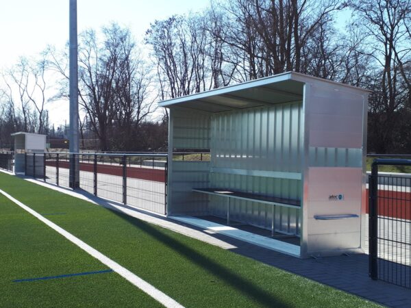 Spieler- und Betreuerkabine für den Sportplatz von artec Sportgeräte
