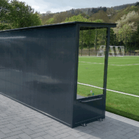 Spielerkabine Frankfurt in 5,00 m Länge und mit Pulverbeschichtung in RAL 7016 _ Rückseite