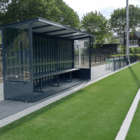 Spielerkabine Frankfurt in 5,00 m Länge und mit Pulverbeschichtung in RAL 7016