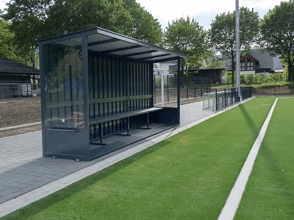 Spielerkabine Frankfurt in 5,00 m Länge und mit Pulverbeschichtung in RAL 7016