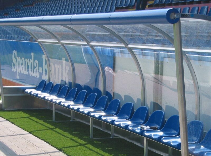 Bedruckung der Dachpolsterung von Spielerkabinen mit Sponsorenlogo