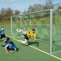 Netz für Fußballtore mit wabenförmigen Maschen in grün-weiß