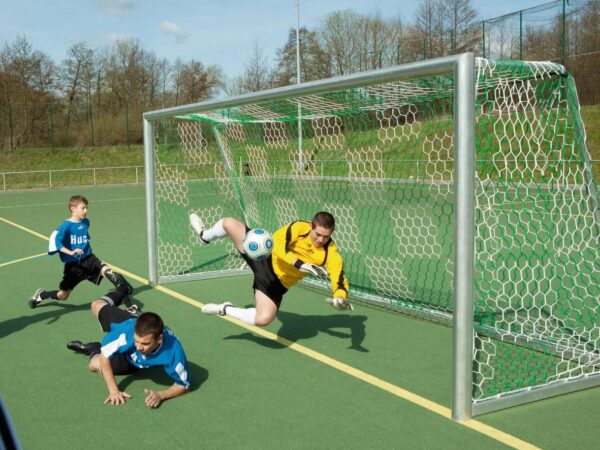 Netz für Fußballtore mit wabenförmigen Maschen in grün-weiß