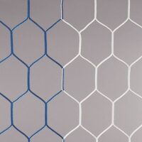 Fußballtornetz mit wabenförmigen Maschen in blau-weiß