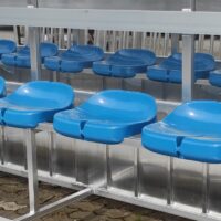 Sitzschalen für Spielerkabinen, Betreuerkabinen und Tribünen mit niedriger Rückenlehne