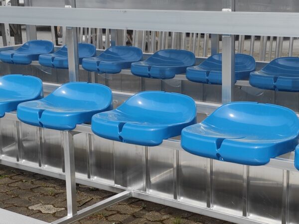 Sitzschalen für Spielerkabinen, Betreuerkabinen und Tribünen mit niedriger Rückenlehne