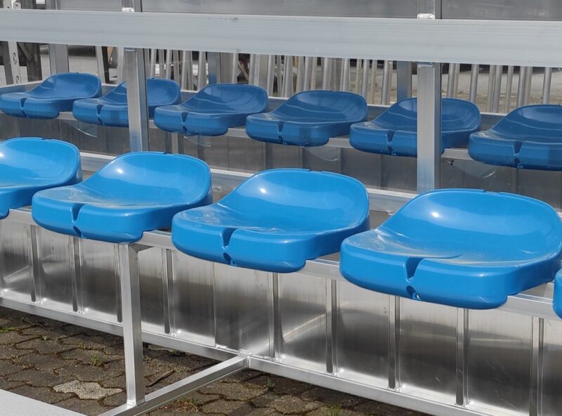 Sitzschalen für Spielerkabinen, Betreuerkabinen und Tribünen mit niedriger Rückenlehne Sitzschalen für Spielerkabinen, Betreuerkabinen und Tribünen mit niedriger Rückenlehne