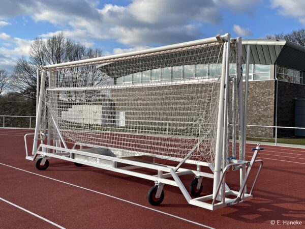 Transportwagen mit Fußballtoren