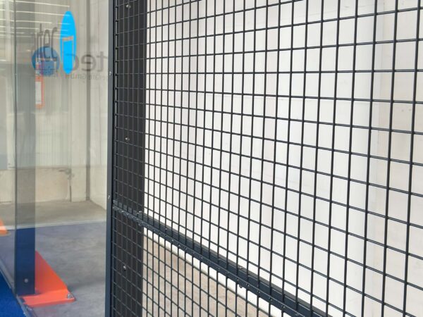 Padel Court mit Glas- und Gitterelemente von artec Sportgeräte