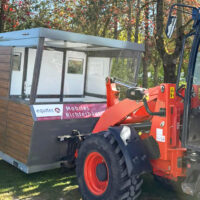 Mobile Sprecherkabine mit PV-Modulen für autarke Versorgung
