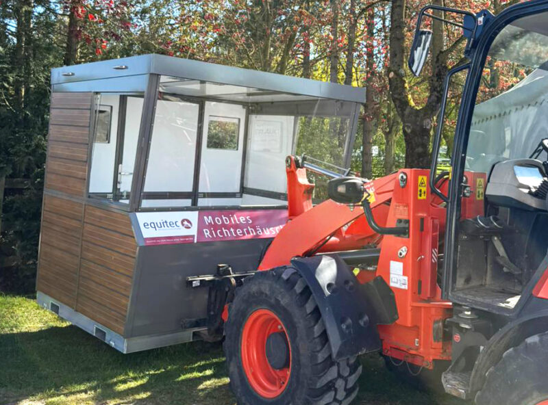 Mobile Sprecherkabine mit PV-Modulen für autarke Versorgung Mobile Sprecherkabine mit PV-Modulen für autarke Versorgung