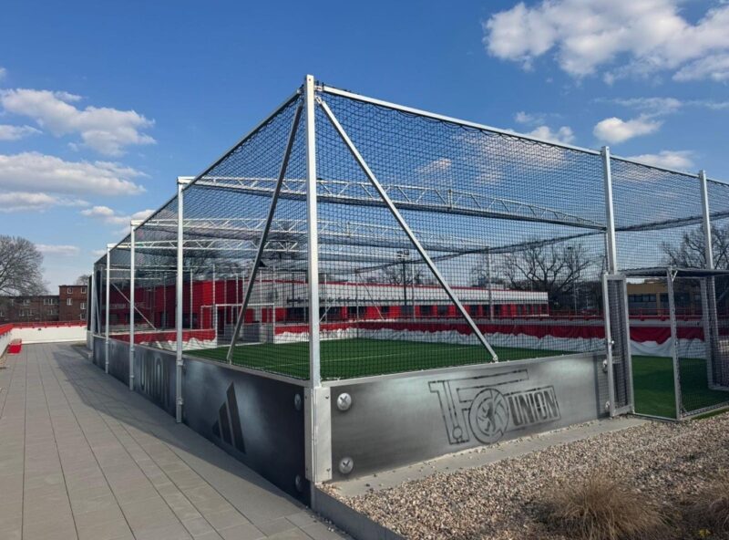 Soccer Court VANDALO mit Betonbande von artec Sportgeräte